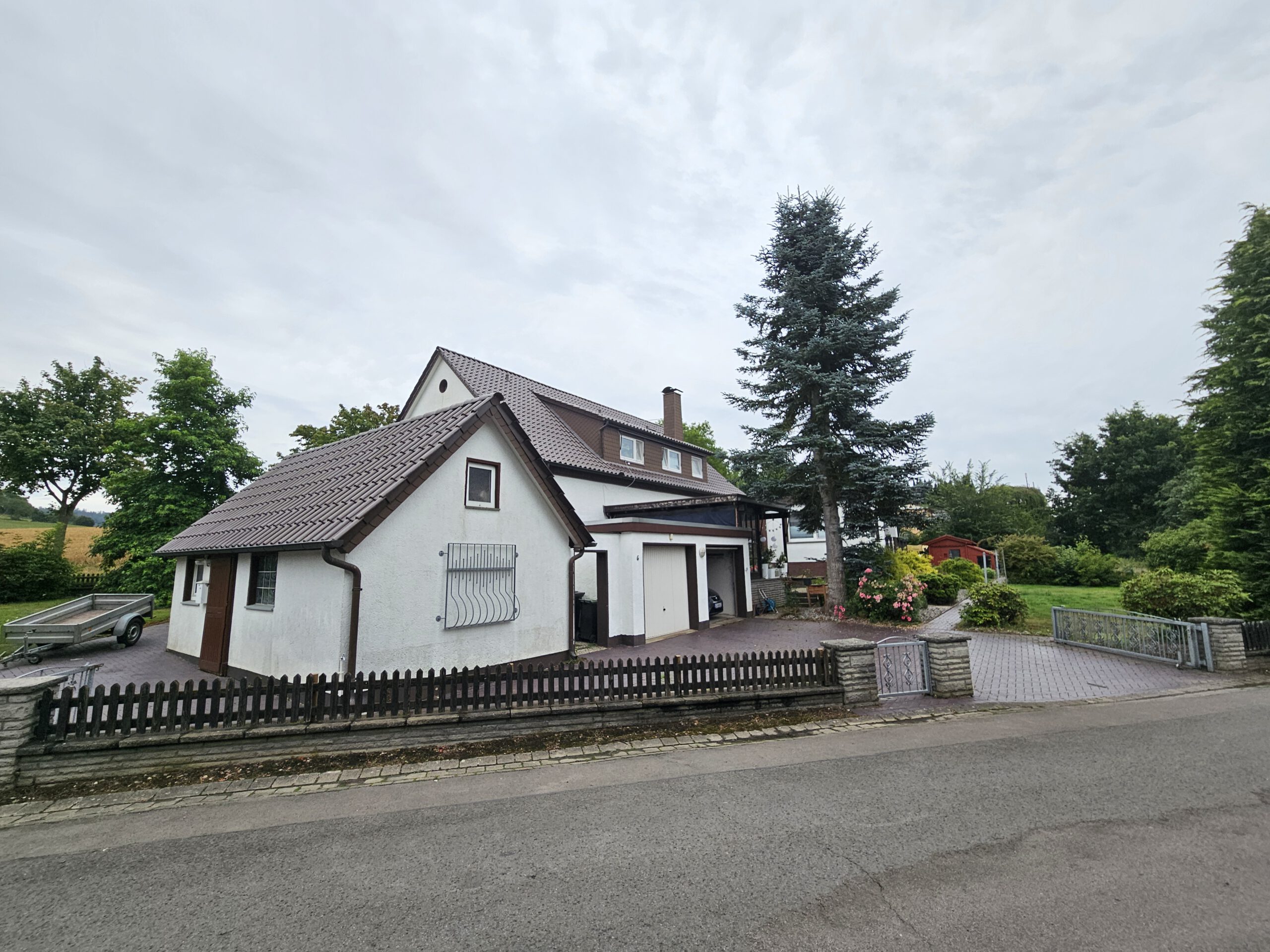 Mehrfamilienhaus in ländlicher Lage mit Pferdewiese